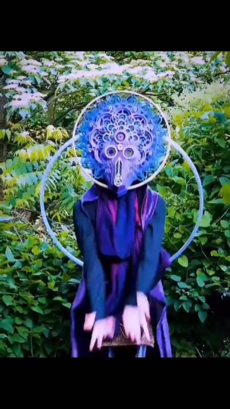 "戴上面具,才能卸下伪装"