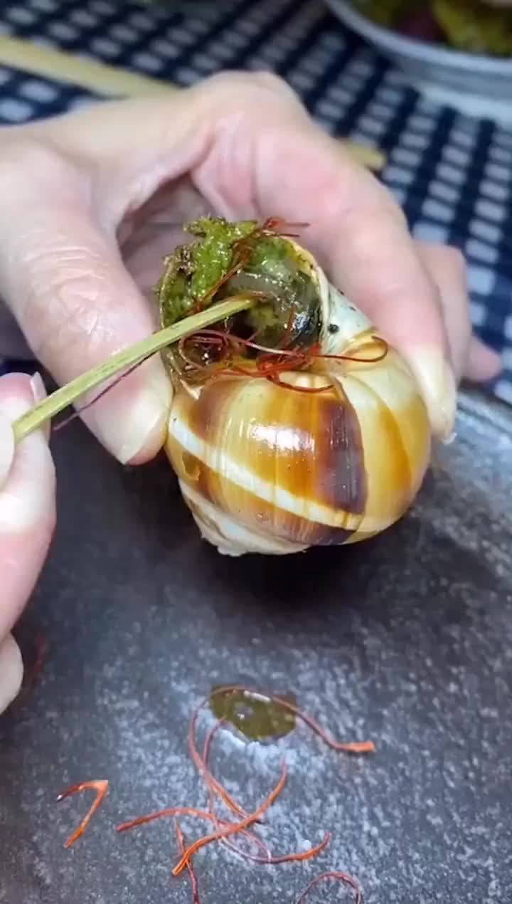 我今天挑战一下,这个法式烤蜗牛,我怎么感觉吃不下去呢