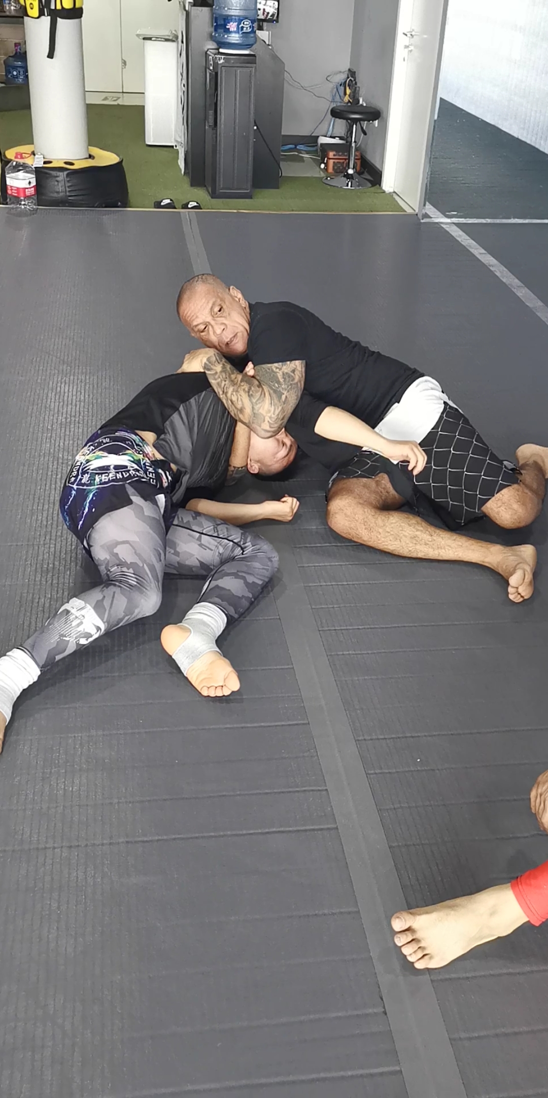 巴西柔术#逃脱裸绞并做达斯绞