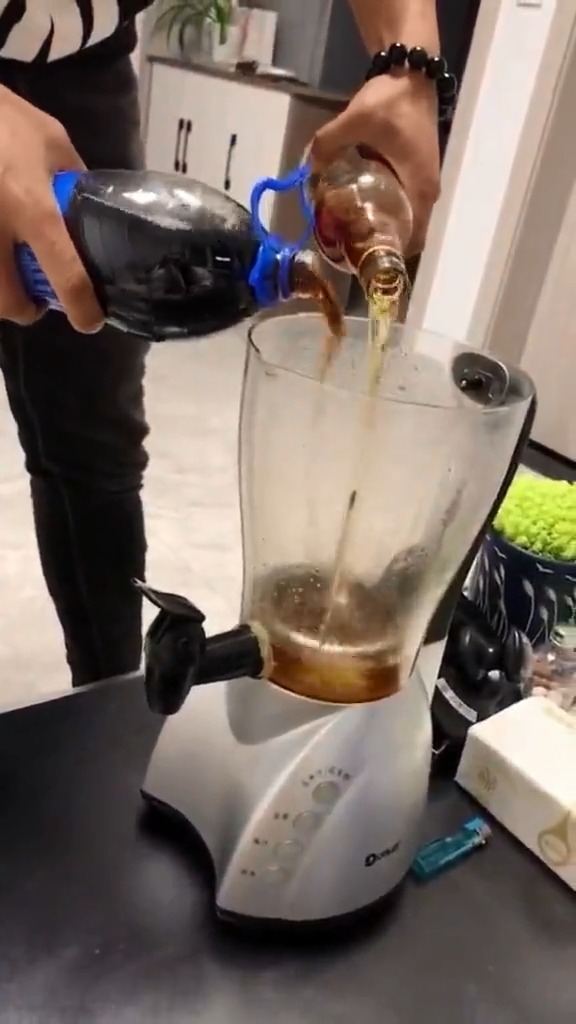 搞笑视频#全网都在挑战可乐桶,本想着搅拌一下,结果忘了可乐带气!