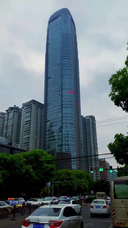 亨特国际金融中心(2016年建成)大楼总高298米,共计57层,其中设有商场