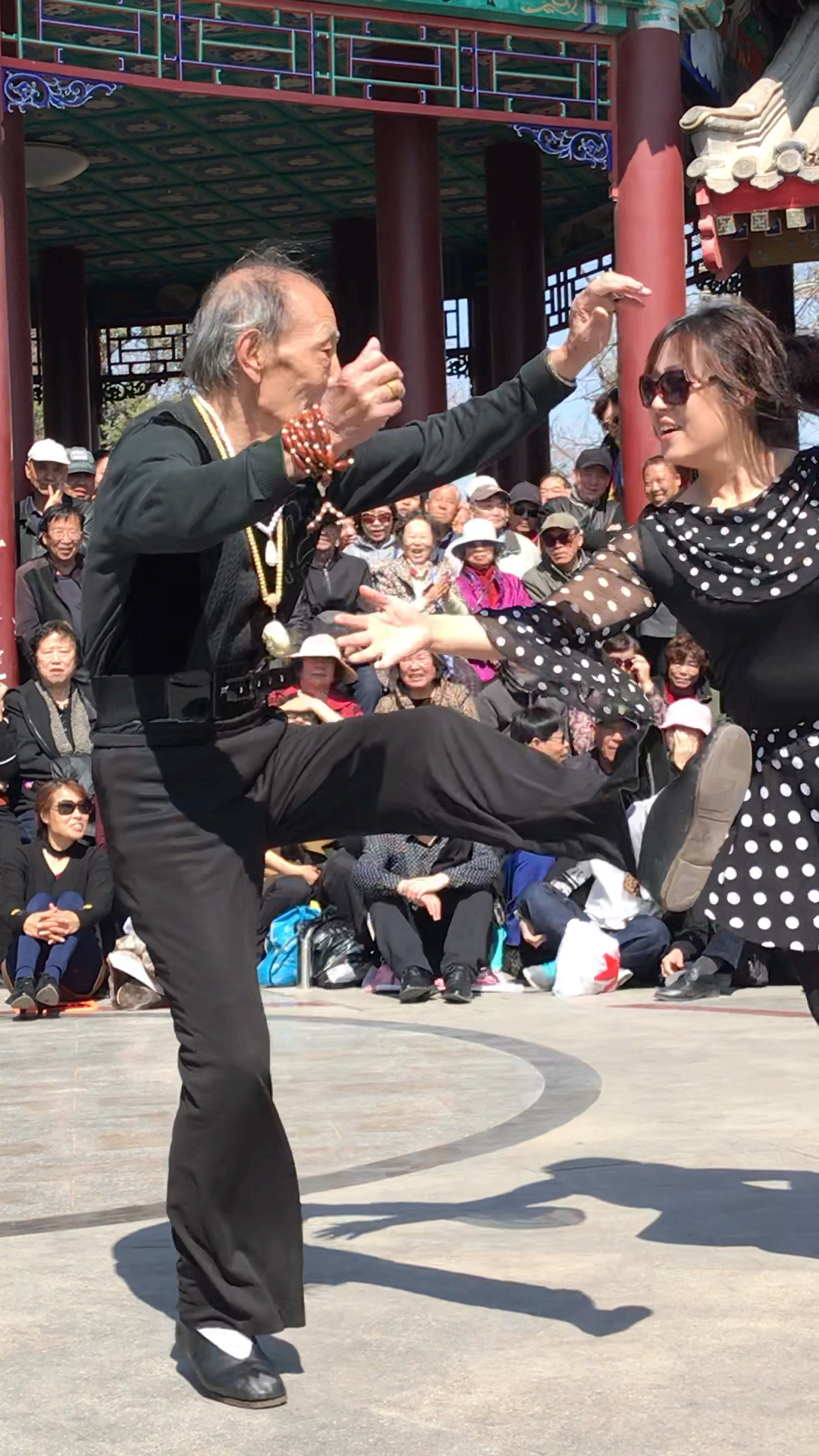 舞动一夏#80岁网红张大爷腿不是一般的腿啊!