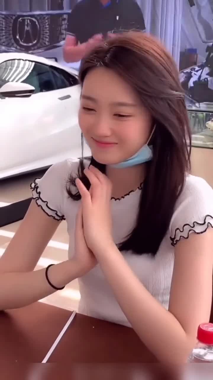 车模刘诗琪笑起来不好意思了