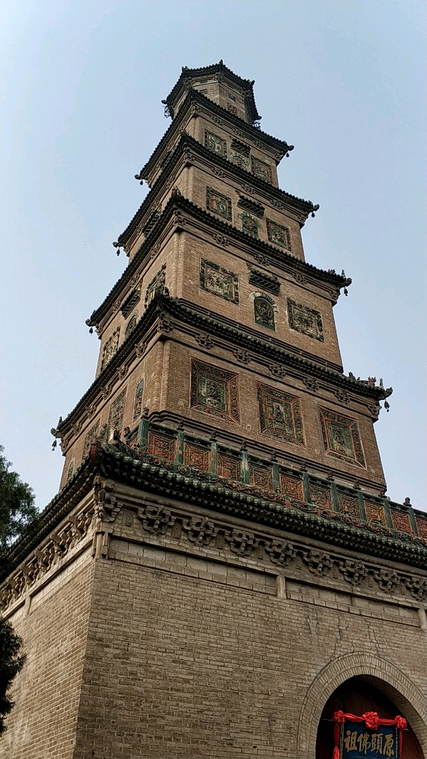 旅游进行时#山西临汾大云寺,也叫铁佛寺,宝塔上有浮雕琉璃故事,铁佛