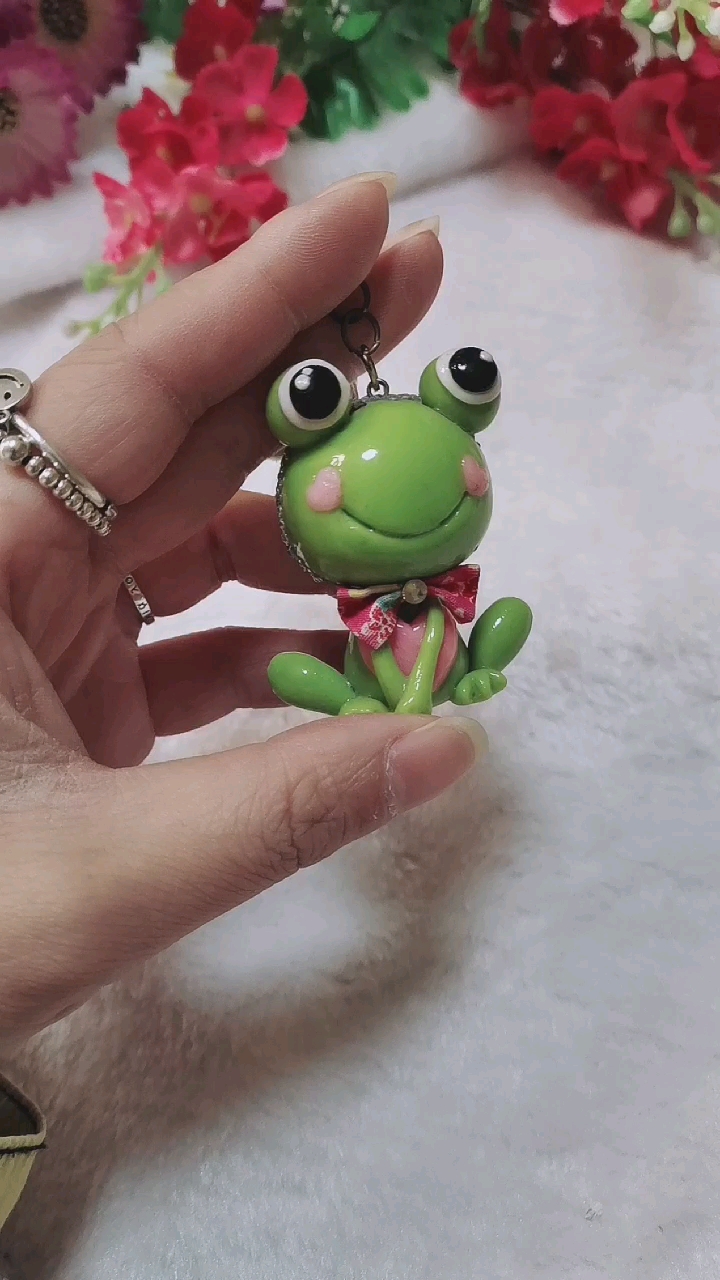 发现美好时光#绿色小青蛙软陶钥匙扣喜欢吗,关注我可以看更多制作