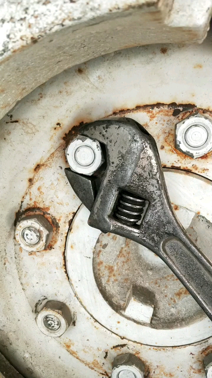 看看修车30年的老司机是如何拆螺丝.