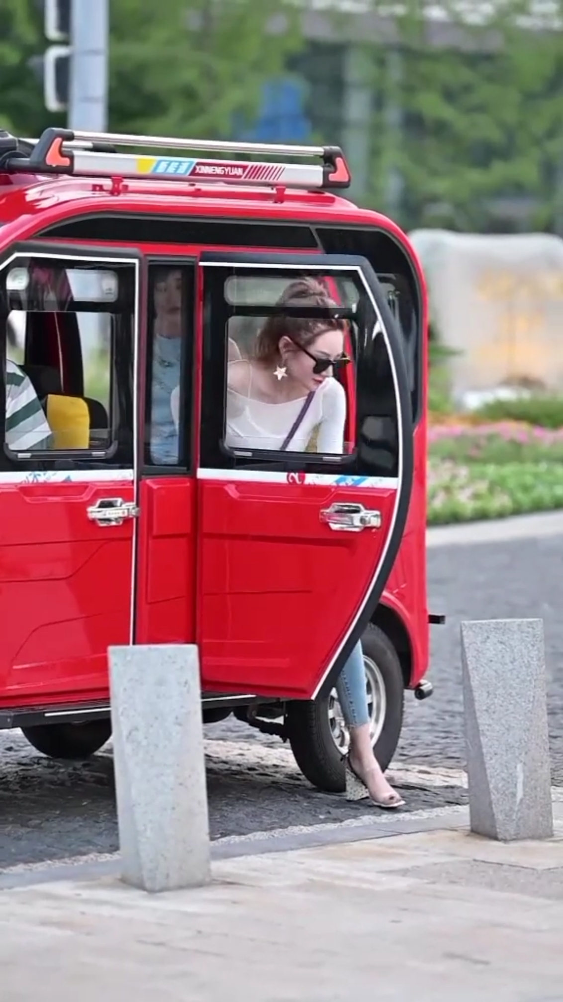 美女也坐电动车