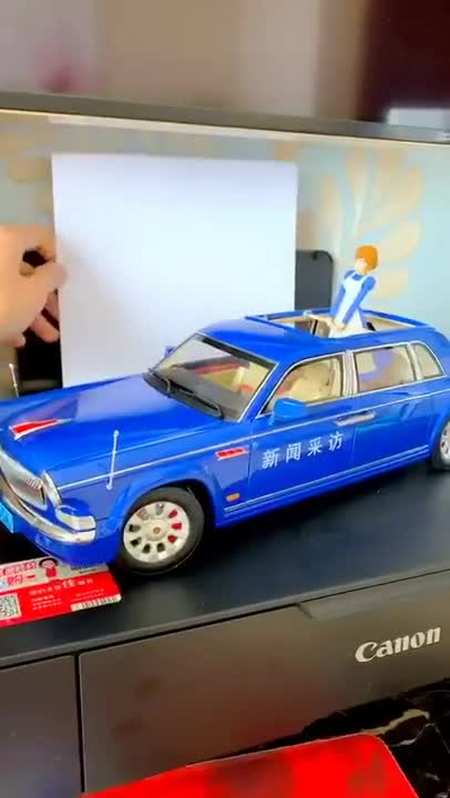 网友买了个和家里的奥迪车一模一样的模型,一大一小放在一起真像-度小
