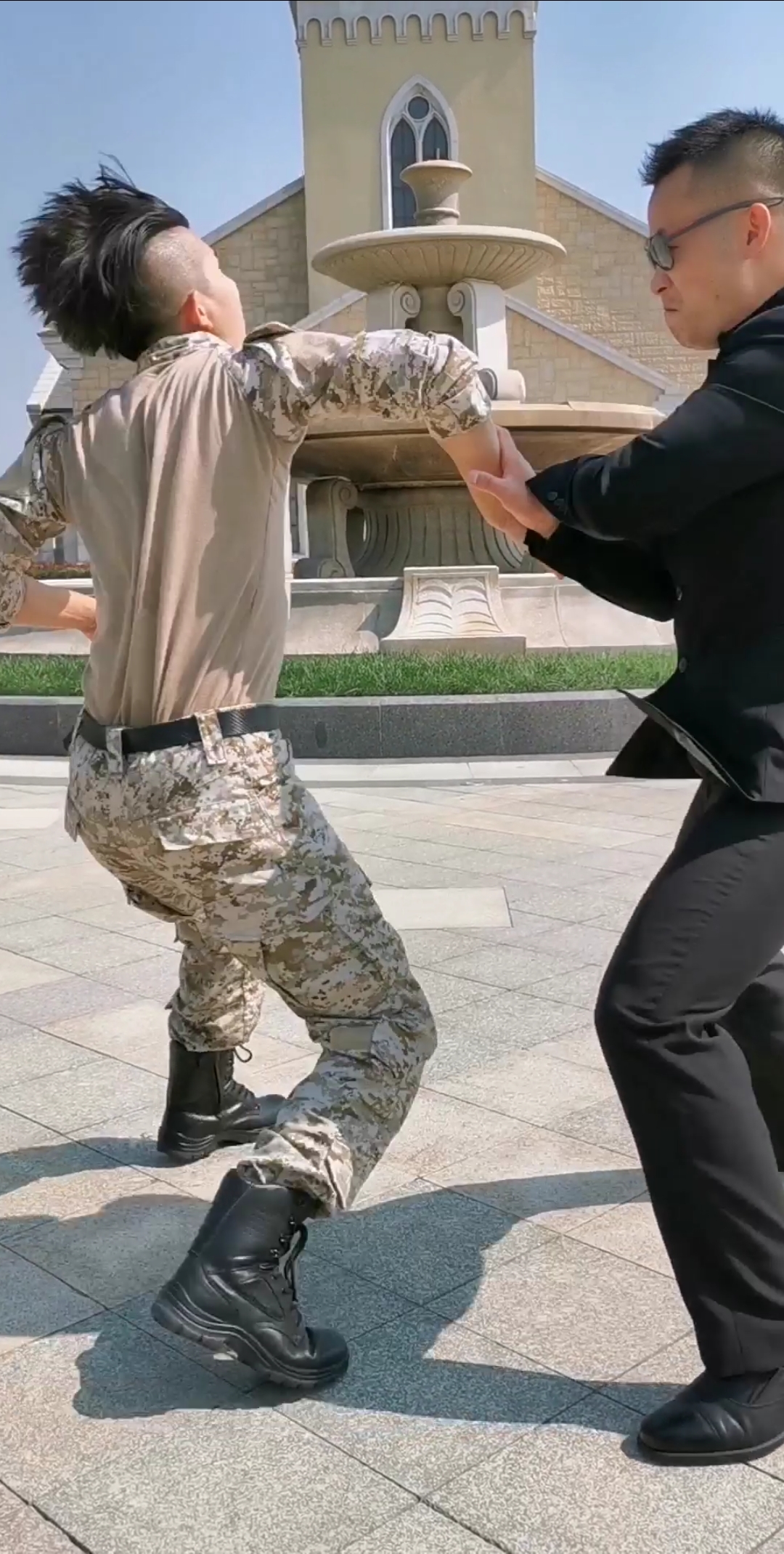 全民防身术#当坏人找我们手腕时,用这招擒拿格斗术,使我们安全脱身