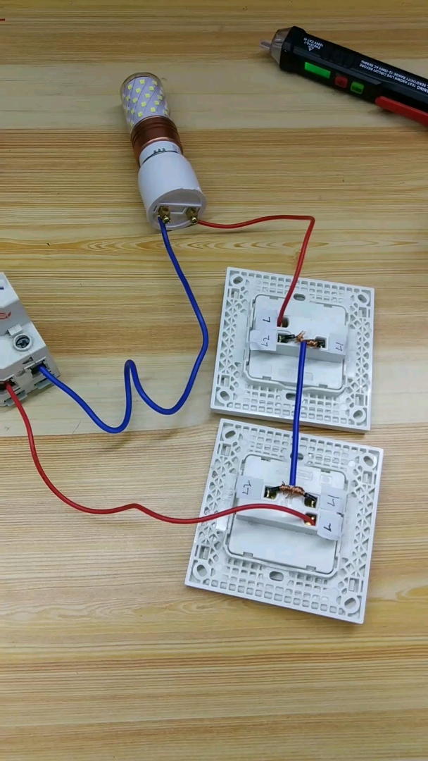 详细教学两个开关一条电线双控一个灯接线方法
