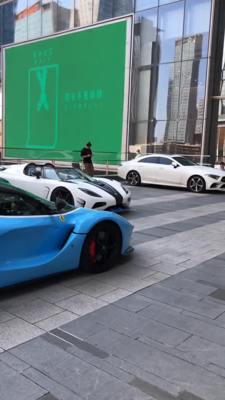 当法拉利拉法遇上柯尼塞格,柯尼塞格车主见了只好倒车给法拉利拉法