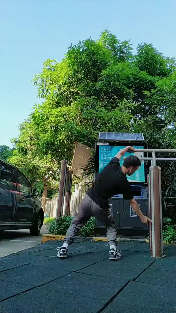 小伙征服地心引力,竟然能走路踩空气