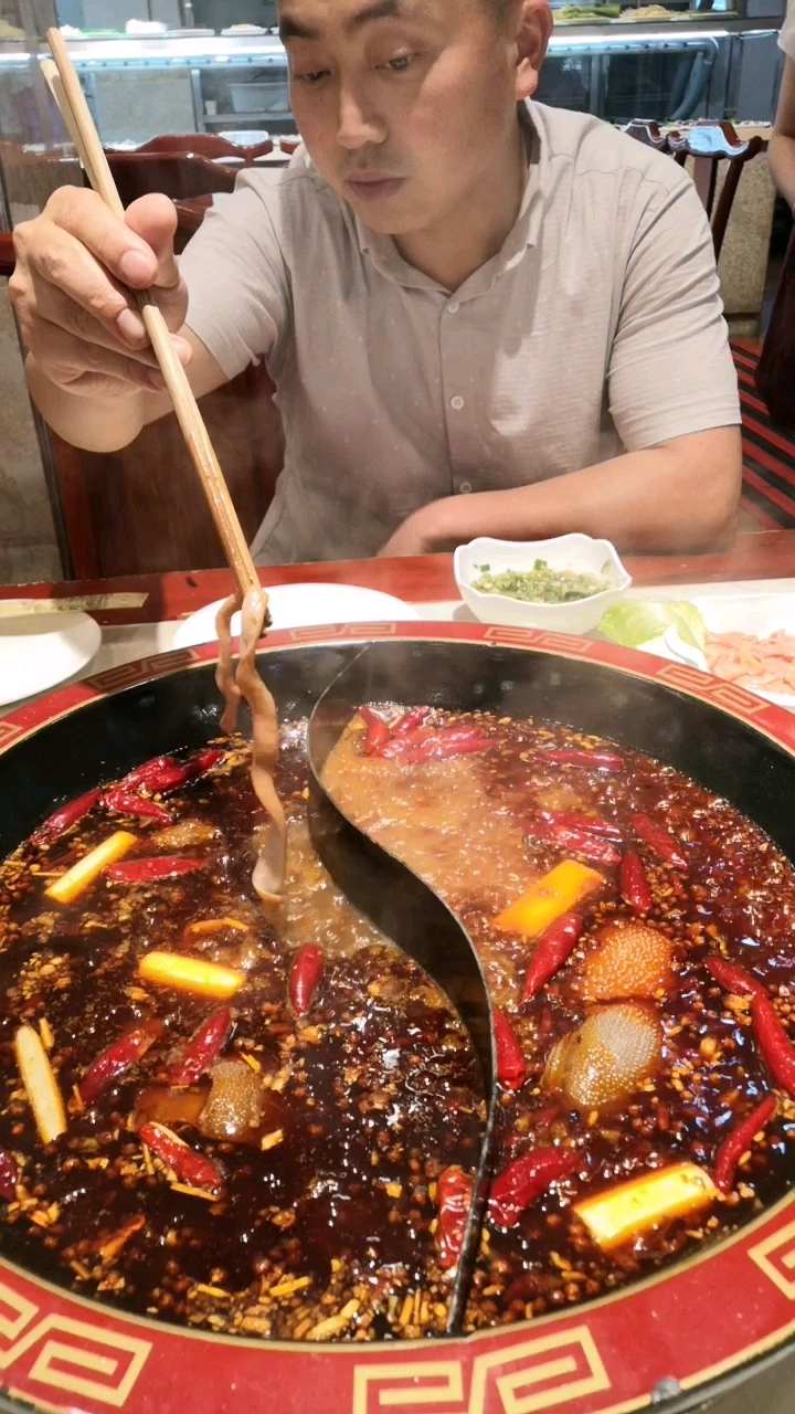 今天老板请吃火锅,这个就是他点的鸳鸯锅!