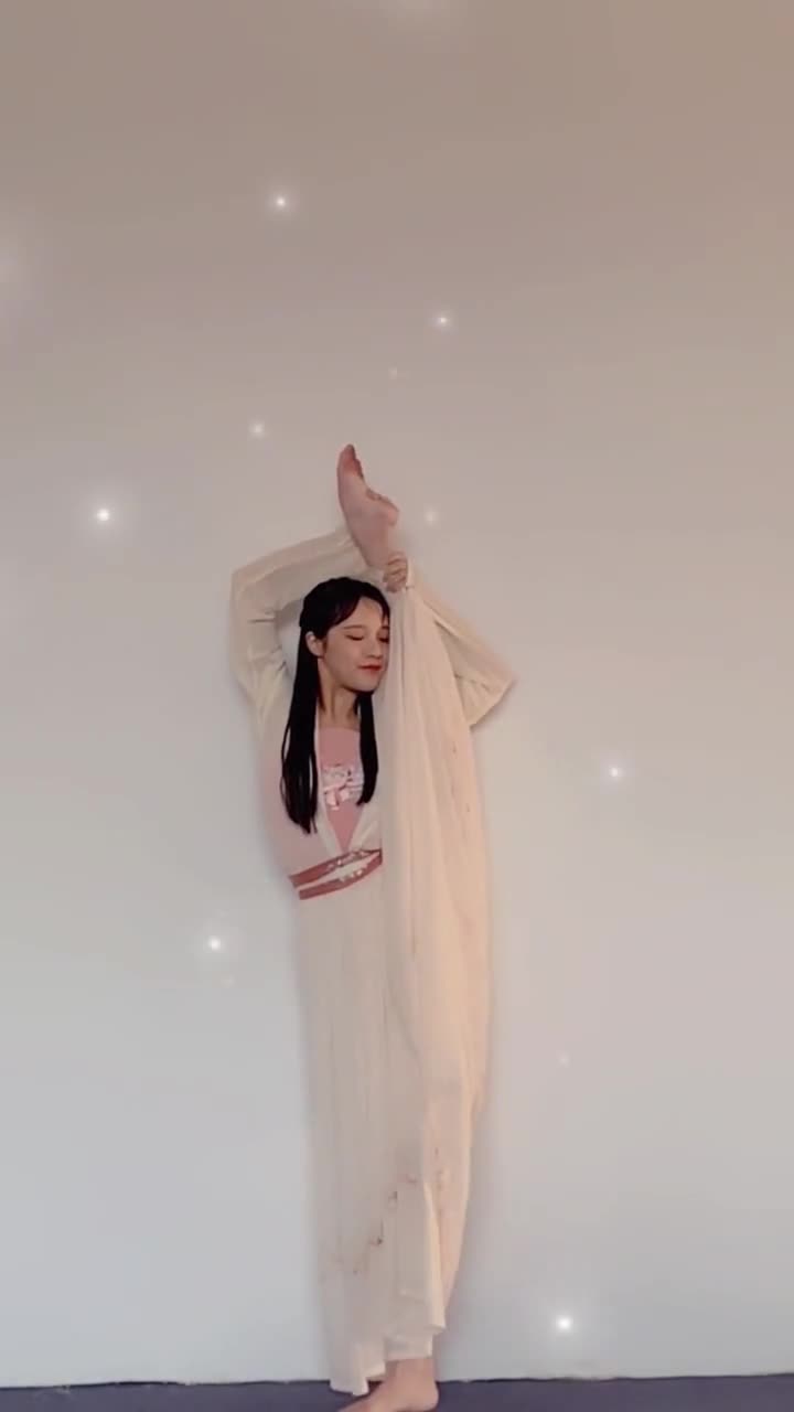 汉服小姐姐表演一字马,精彩才艺唯美好看!