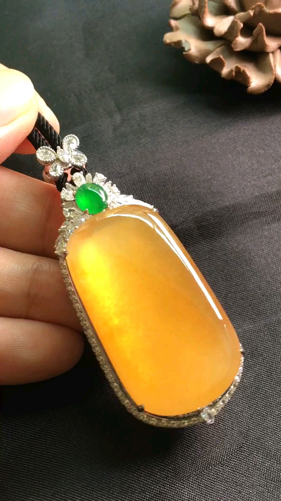 高冰种黄翡无事牌,金光熠熠,光泽细嫩,通透如水,厚实大件,佩戴优雅