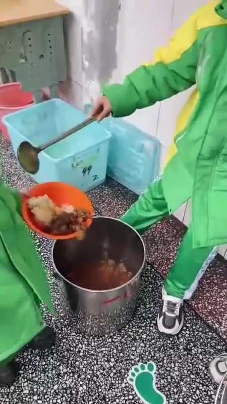 没想到小小年纪就已经学会了食堂大妈的神技"手抖"真的是我今天的快乐