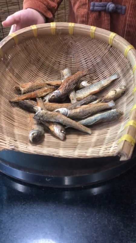 美食肉肉的这种愣子鱼慢火焙干油爆一下香香辣辣手撕着吃好吃的下小