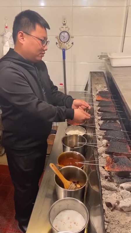 东北请来的老师傅就是不一样看这烤串的手法月薪一万不过分吧