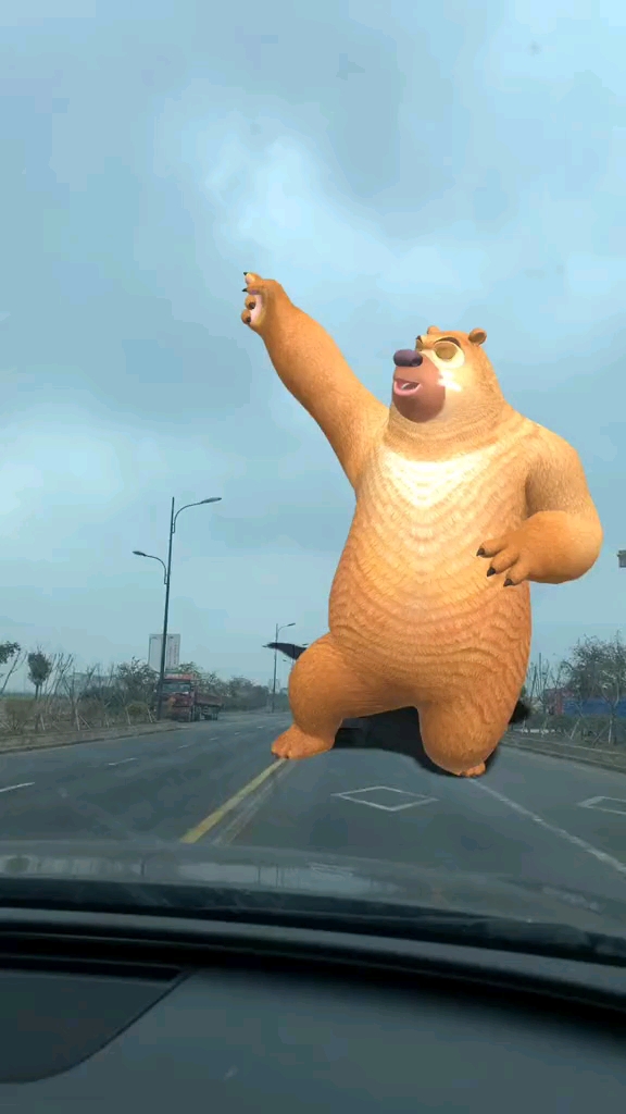 熊二,你都挡到我开车啦!