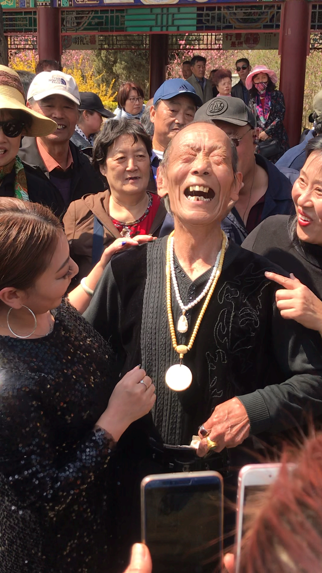 网红张大爷咋这高兴呢,进来看看吧