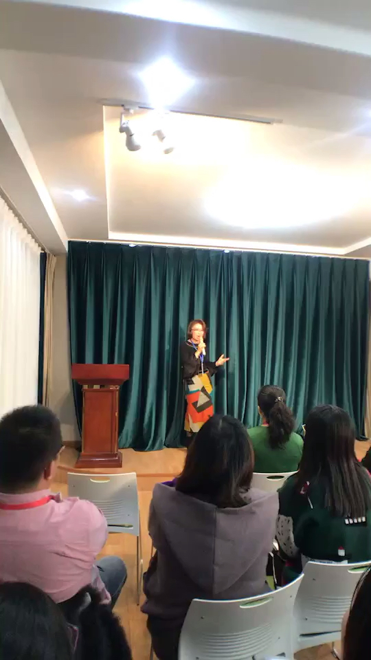 马燕老师正在演讲中