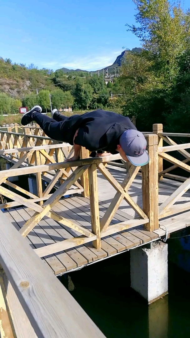 全民小剧场#腹肌哥百里画廊护栏飞机撑,差点掉水里