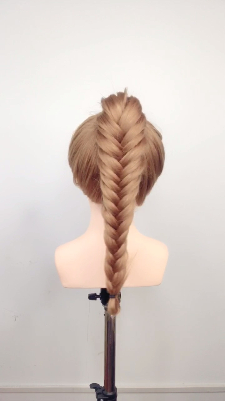 活力高马尾鱼骨辫造型