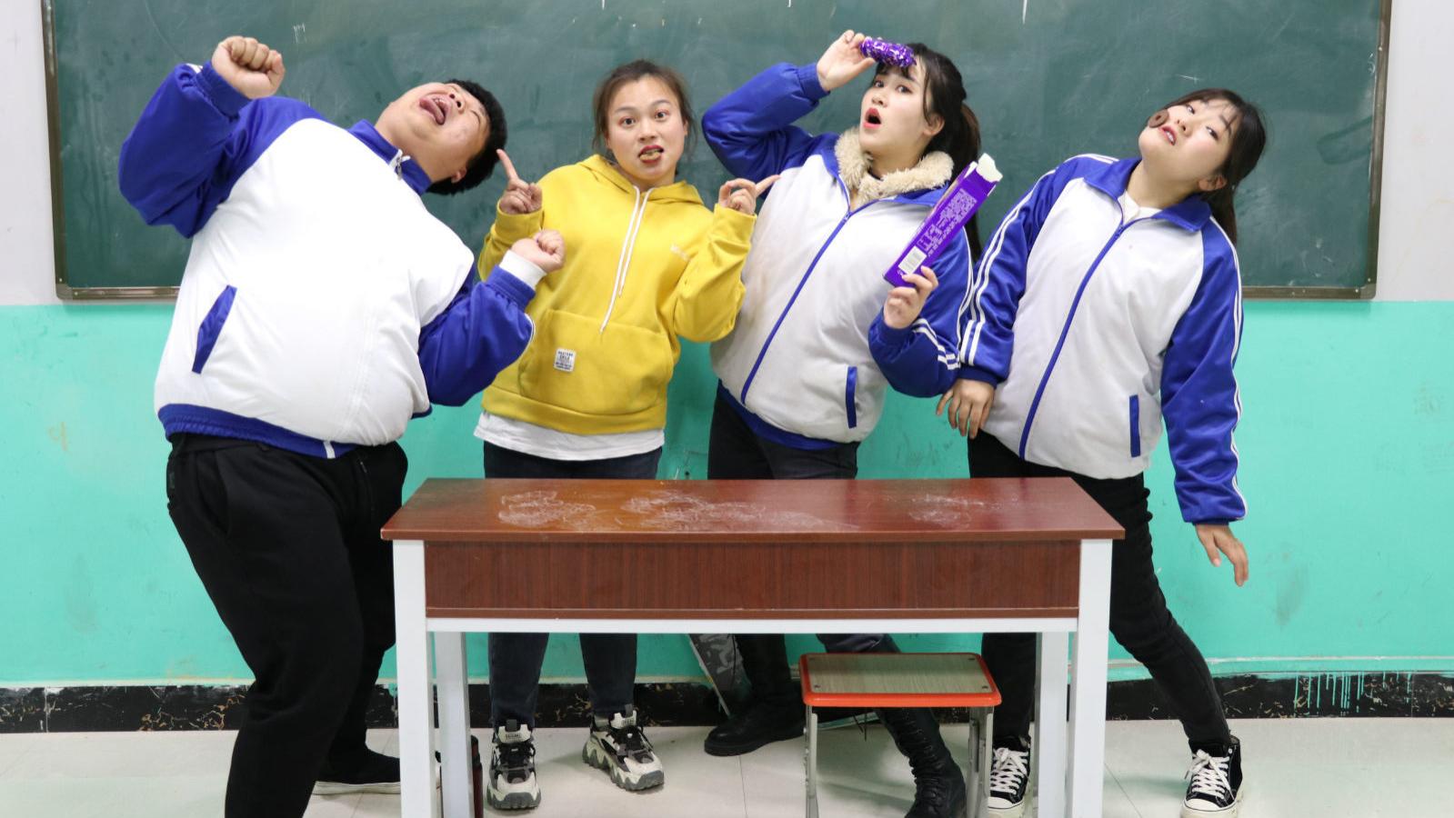 学霸王小九校园剧:学生挑战"面部表情"吃饼干,没想同学们一个比一个