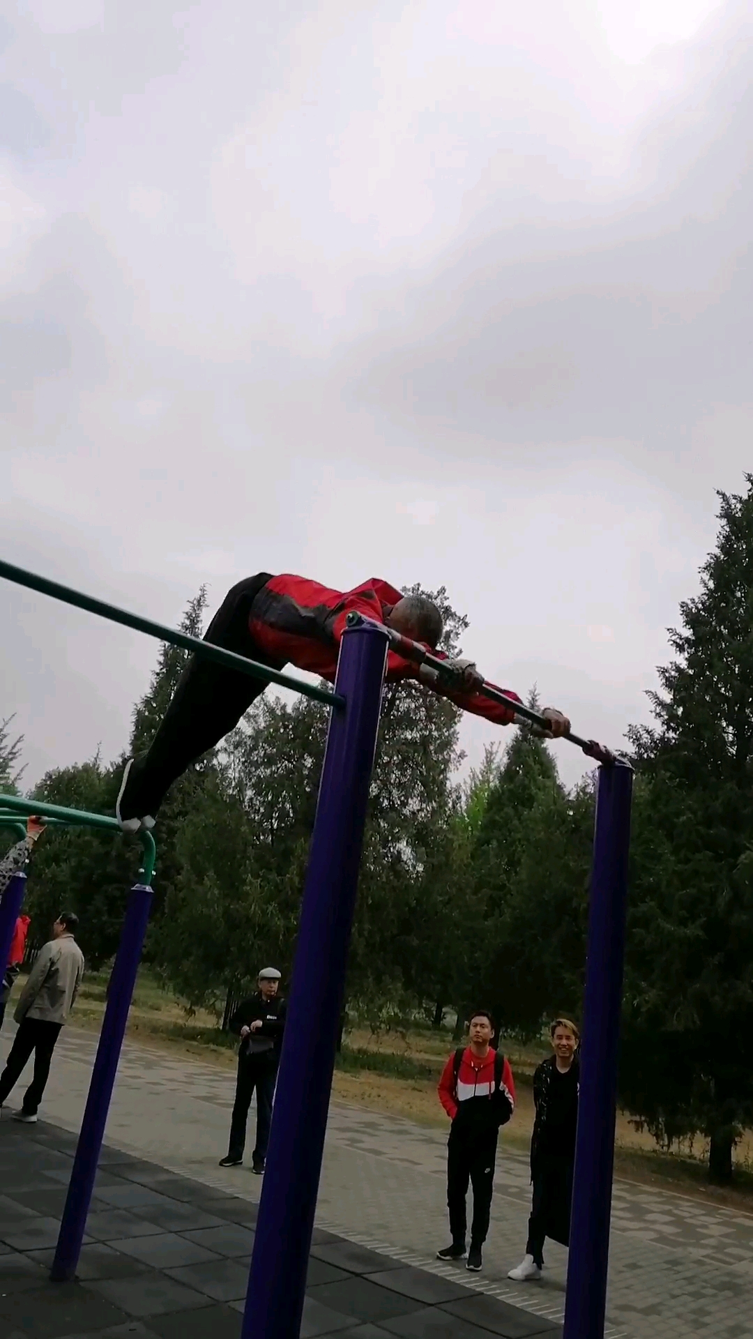 全民正能量#单杠摆浪练习,为大回环打下基础