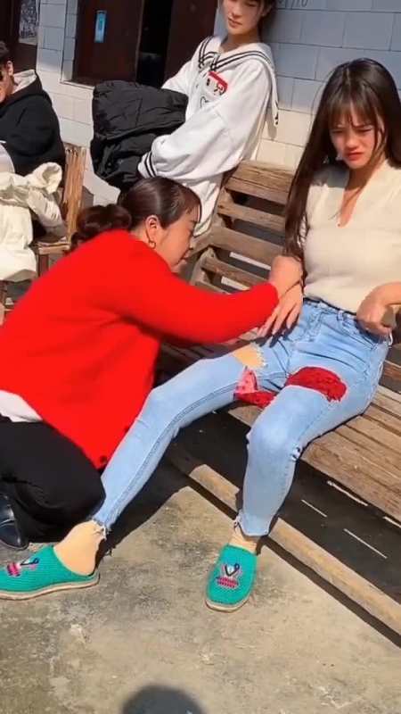 慈母手中线,游子身上衣美女穿破洞裤却遭妈妈强缝,最后表情生无可恋!