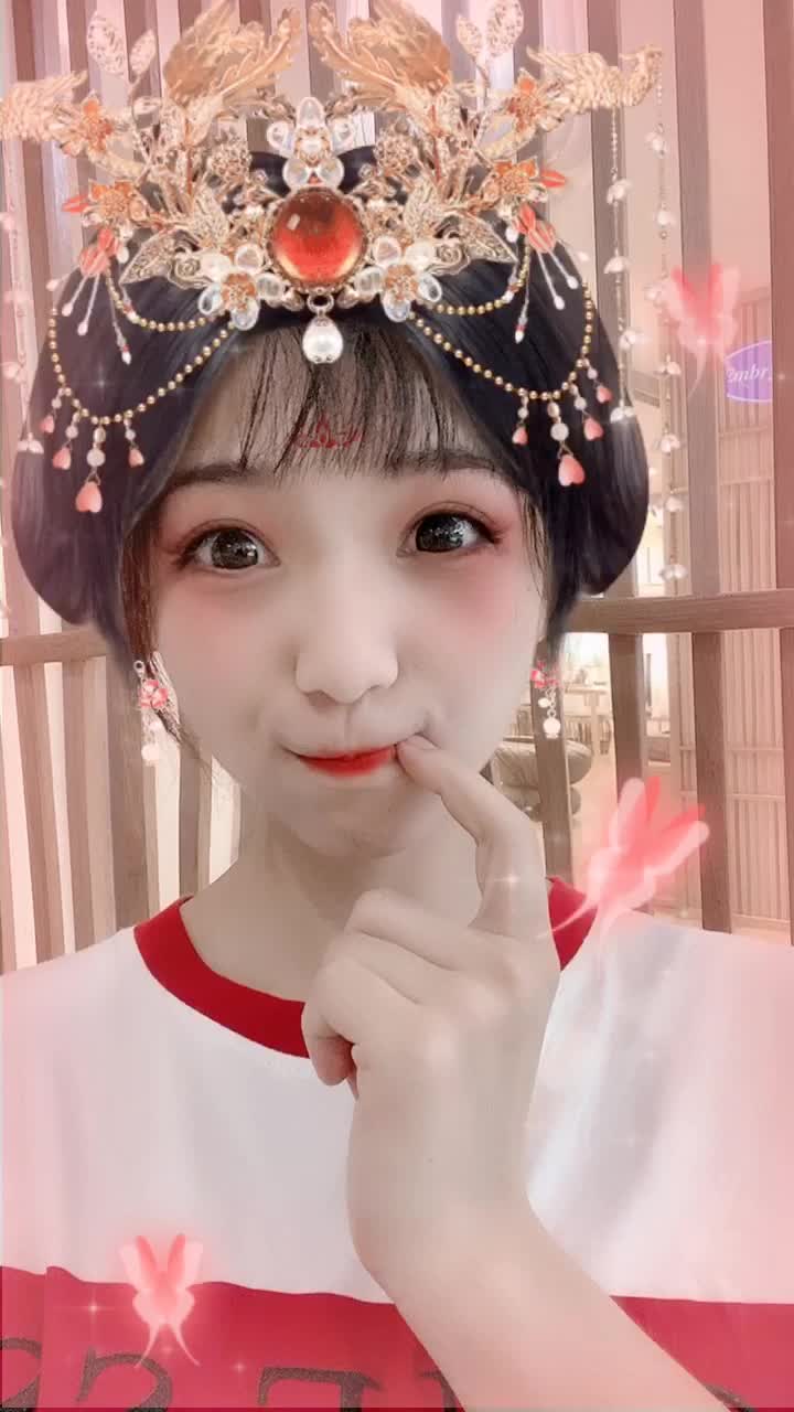 一口笑百媚生,又到了吃荔枝的季节啦,记得帮乔妹投票超甜荔枝妹哦