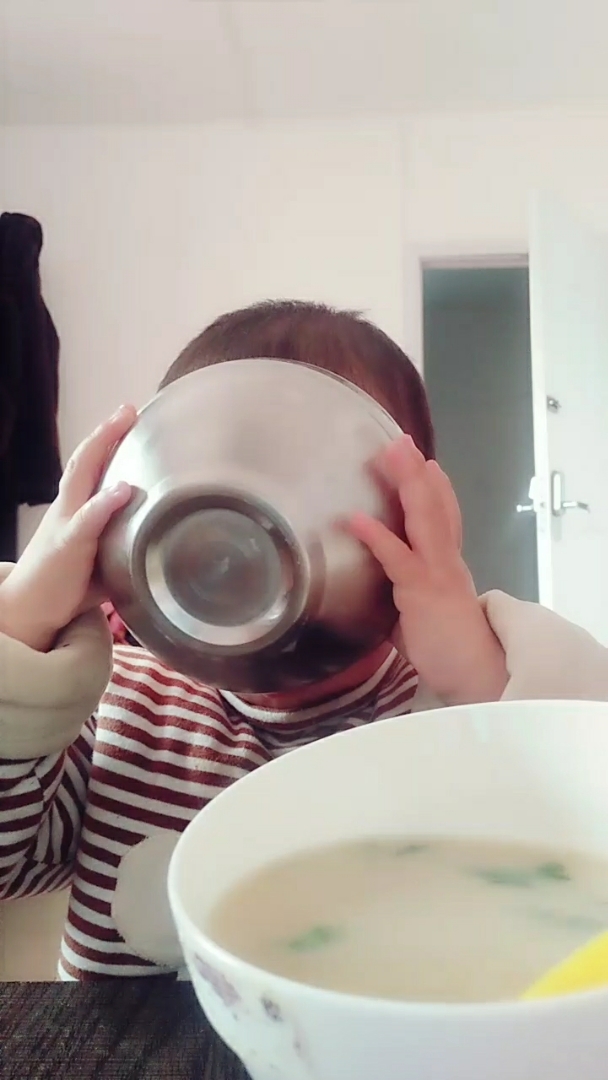 一岁半会自己端碗吃饭了!感觉我家宝贝棒吗?