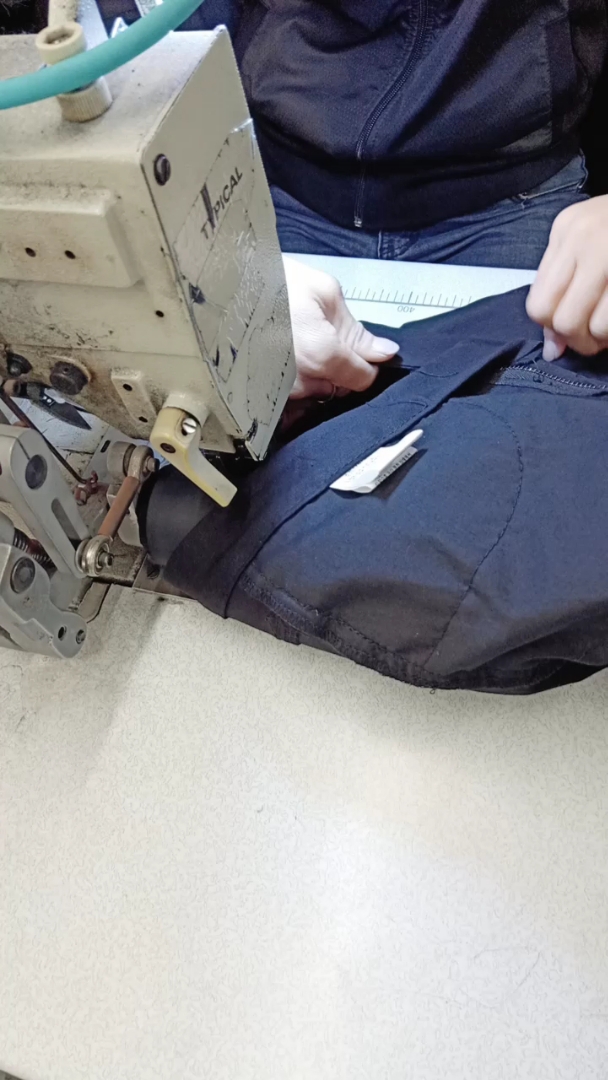 咱们厂做的外贸裤子这样压腰明线!关注我,关注全民小视频!