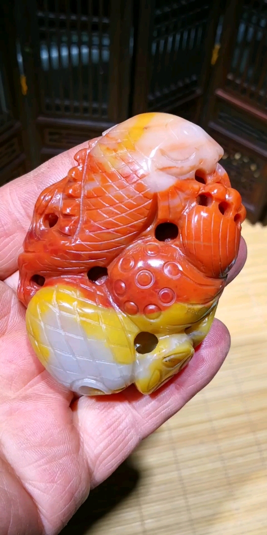 天然新疆三彩玉把玩件