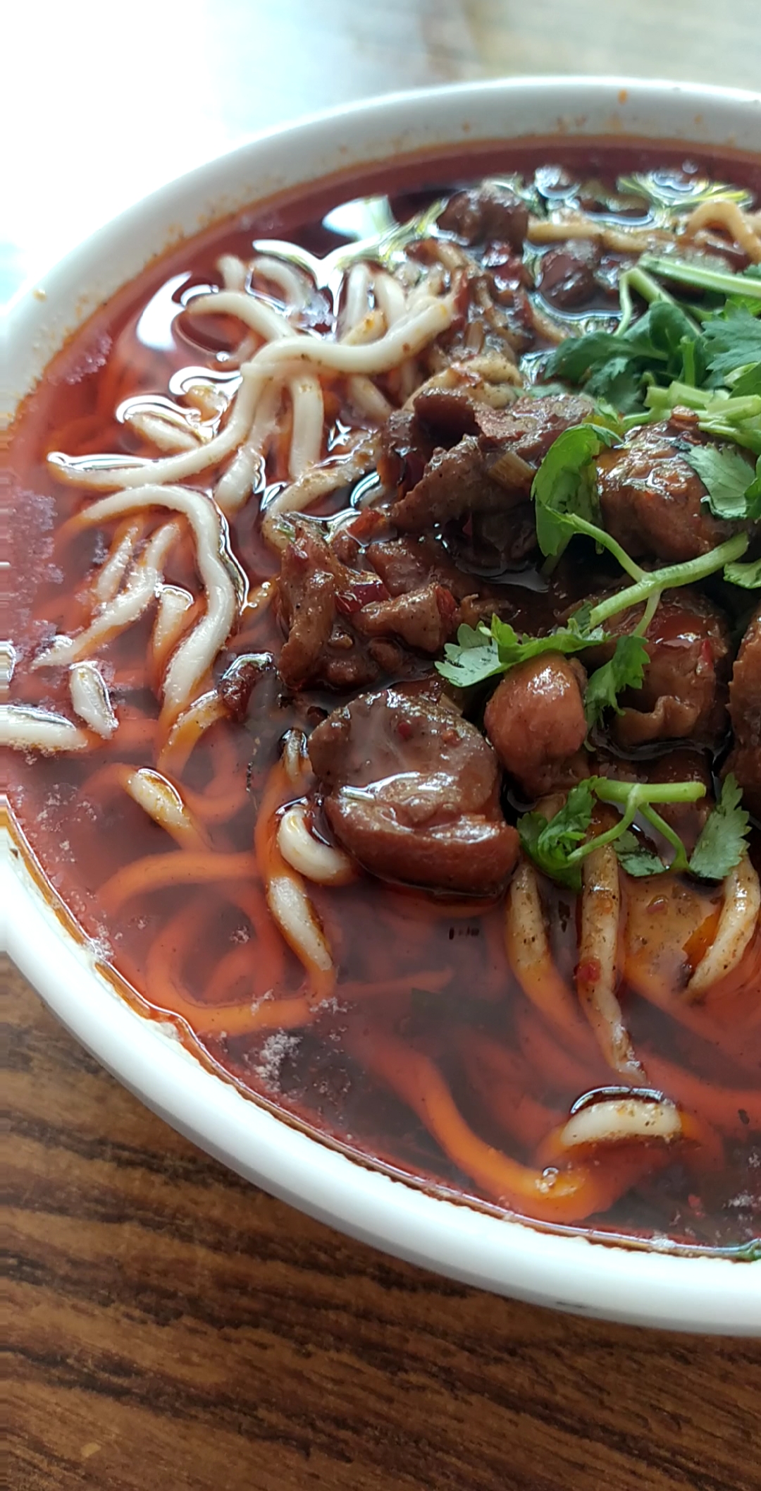 临颍特色美食:麻辣鸡丁饸饹面,筋道的面条,大块的鸡肉,麻辣的味道让人