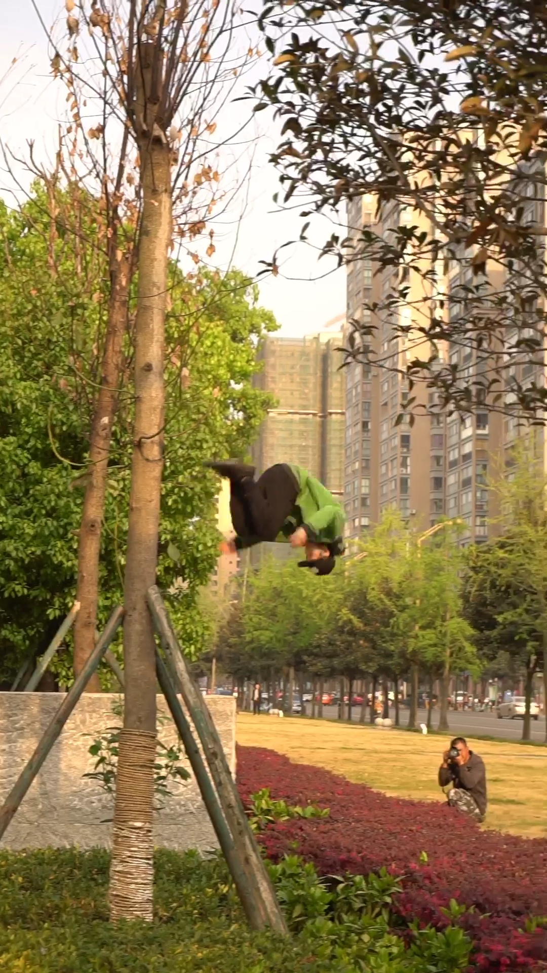 超强跳远空翻惊呆路人