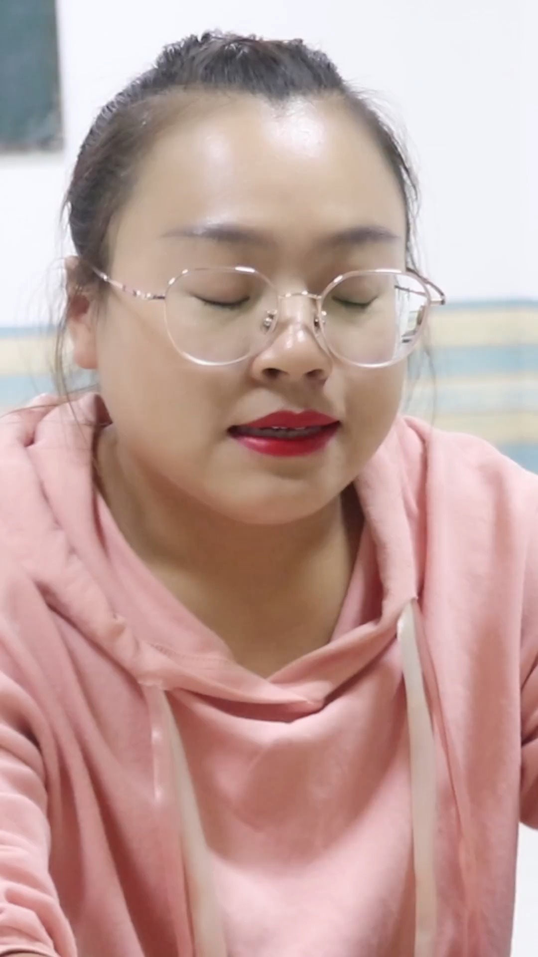 师生玩"谁是国王"游戏,吕毛豆被惩罚闻王小九的臭鞋,太逗了