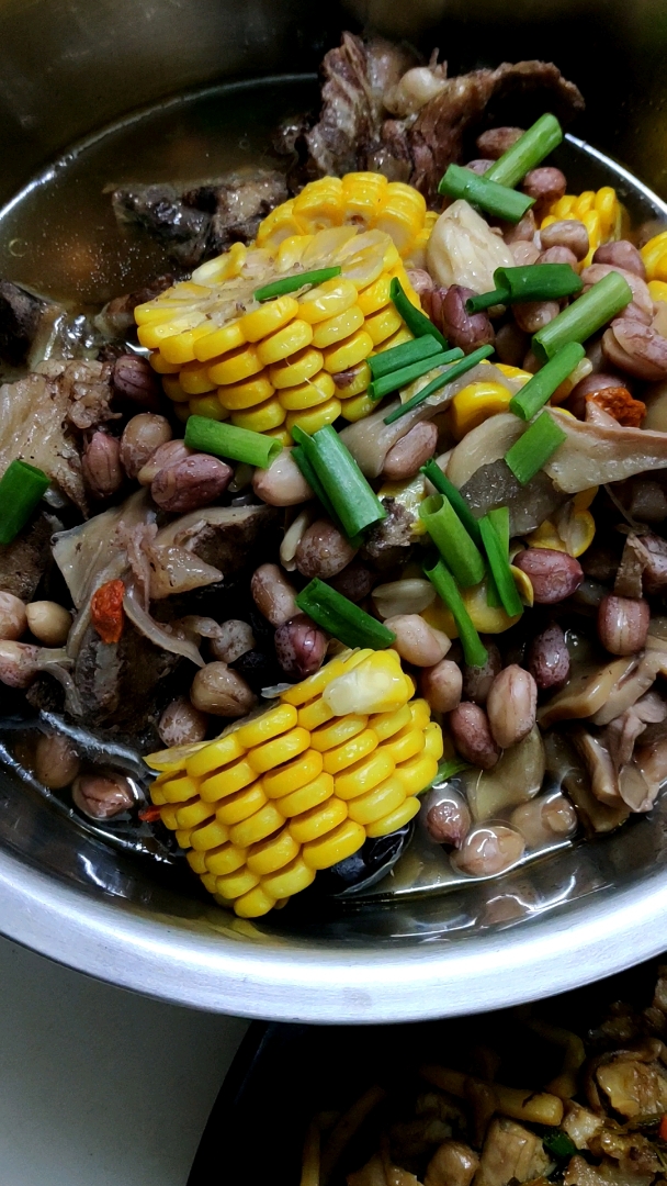 今天晚饭吃玉米筒骨 咸菜炒猪肚 烧豆腐