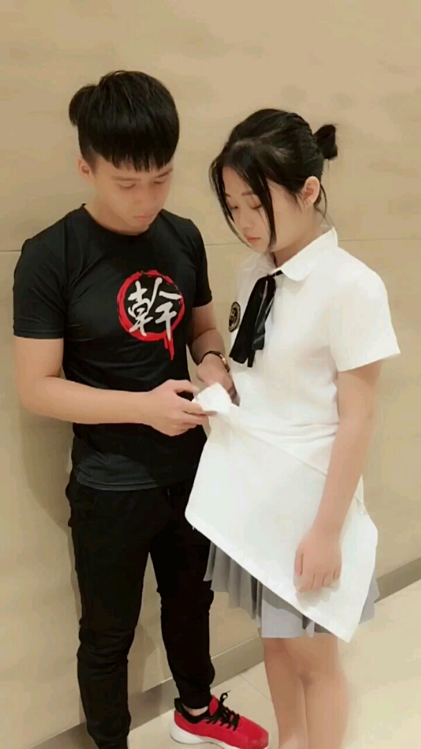 情侣分享内衣视频网站_情侣内衣海报