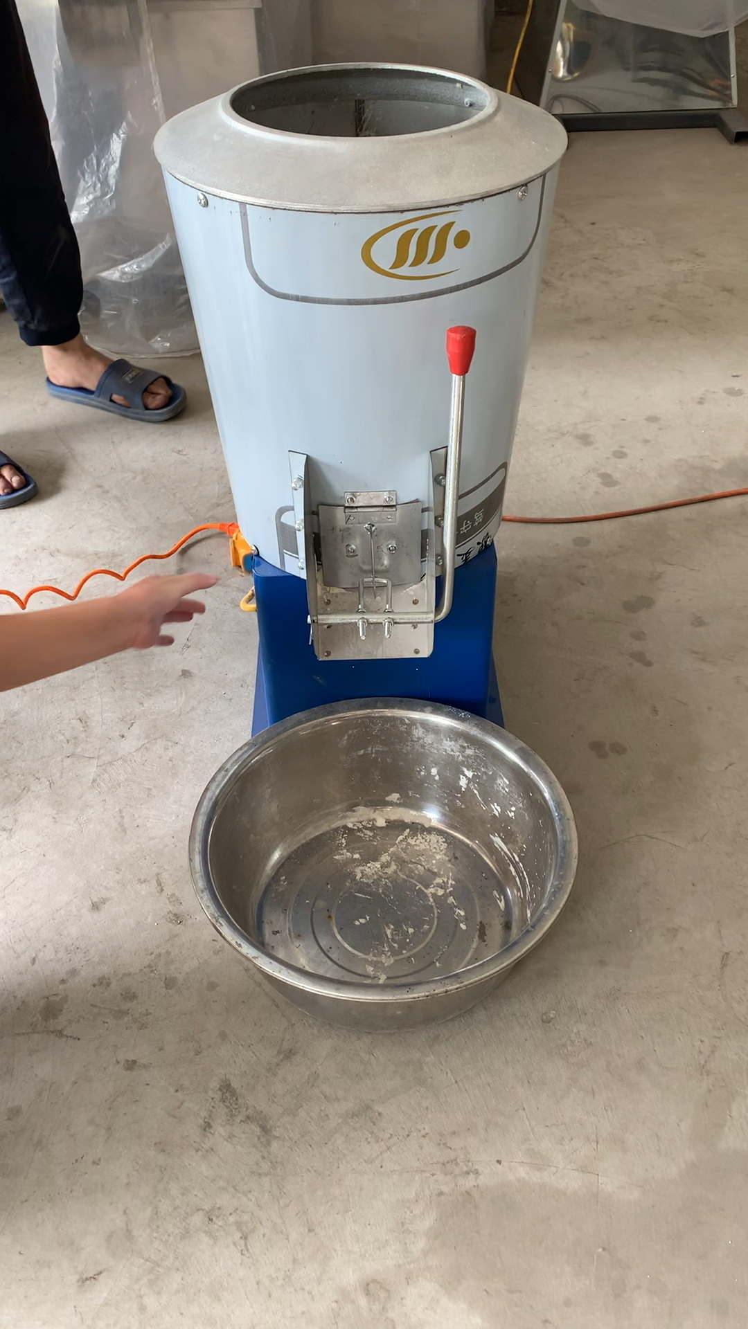 拌料机-拌面机-开始拌面粉-看下搅拌效果.