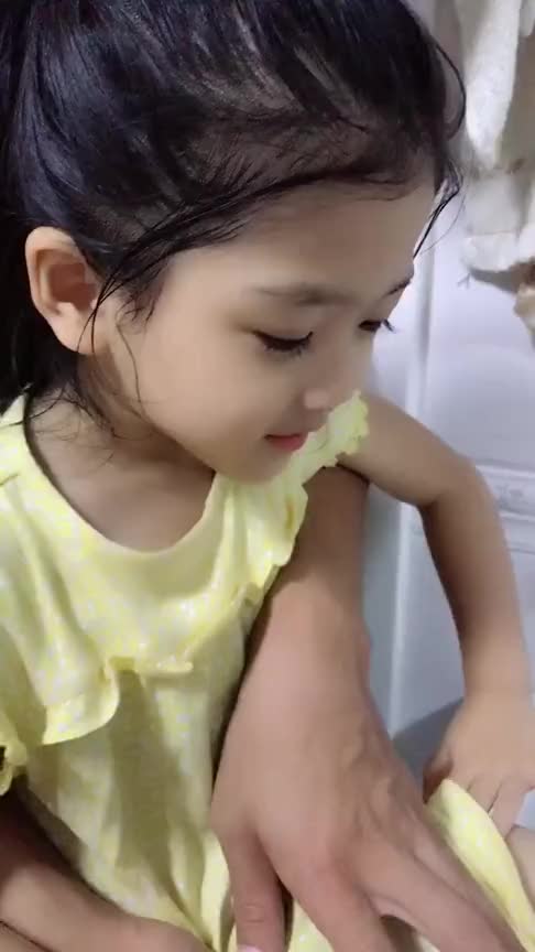 最近这个宝宝火了,小姑娘从小就这么可爱,太招人稀罕了