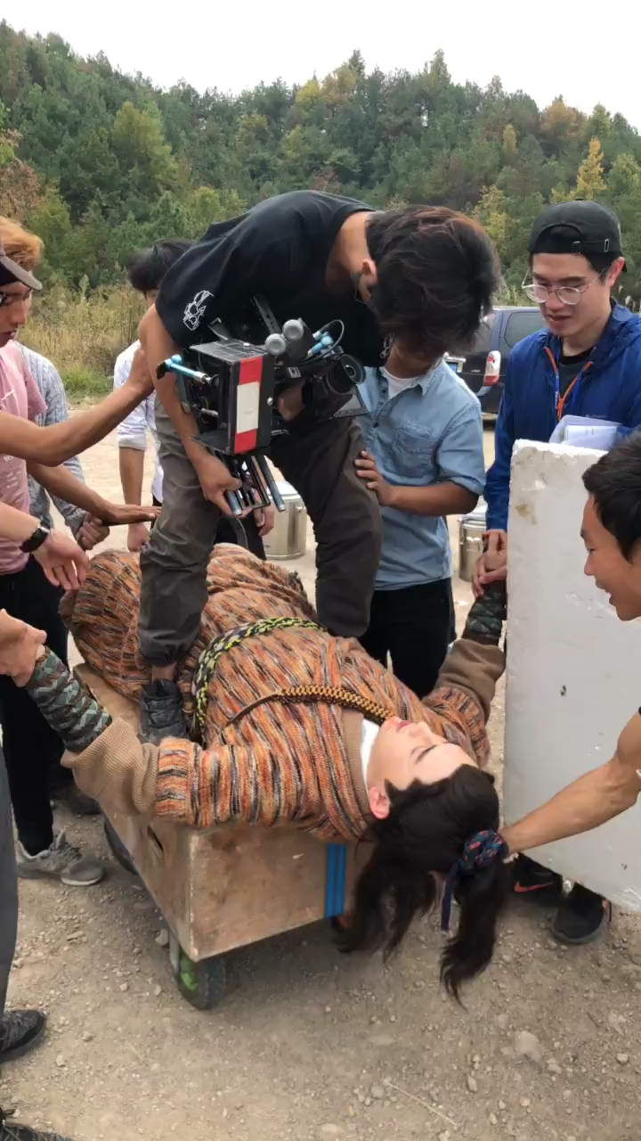 演员近景拍摄,被人拖拽