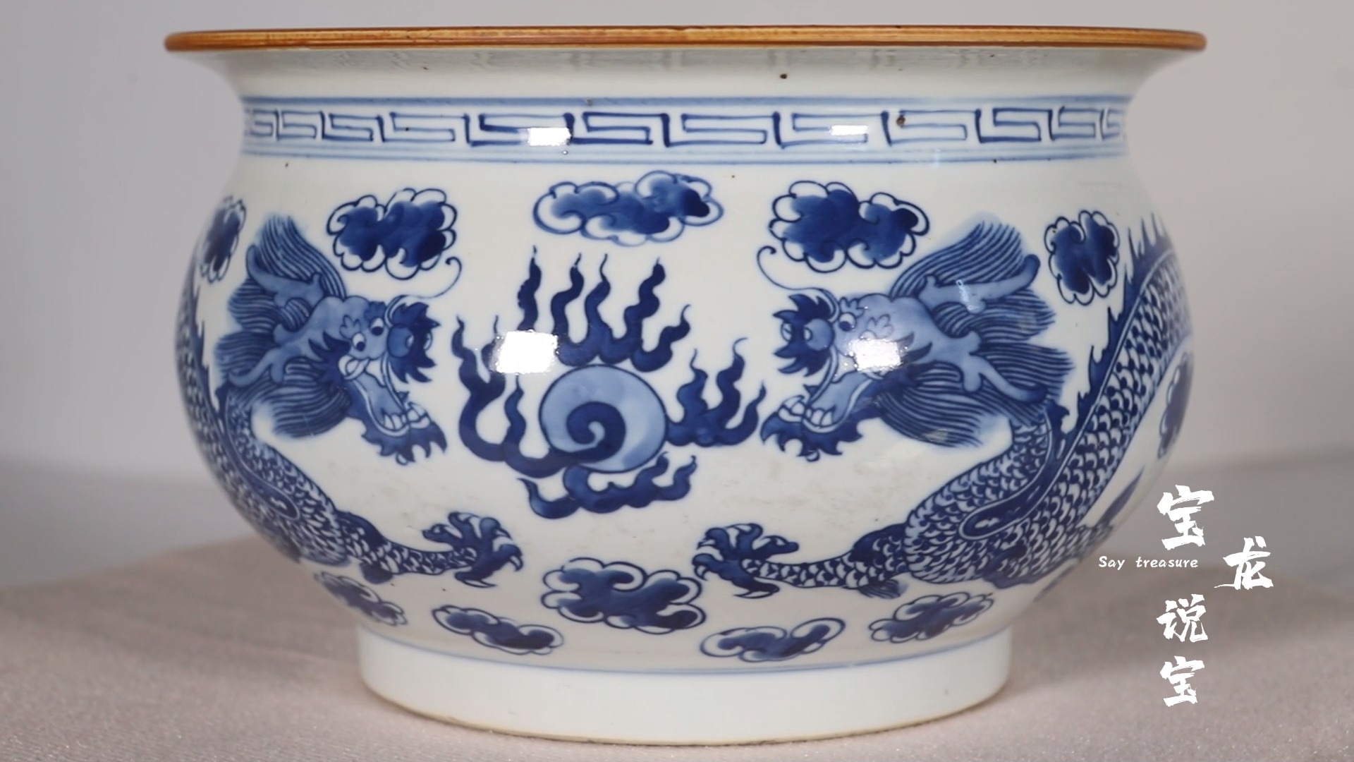 嘉道时期青花香炉  青花为国产石子青料,釉面清亮硬朗