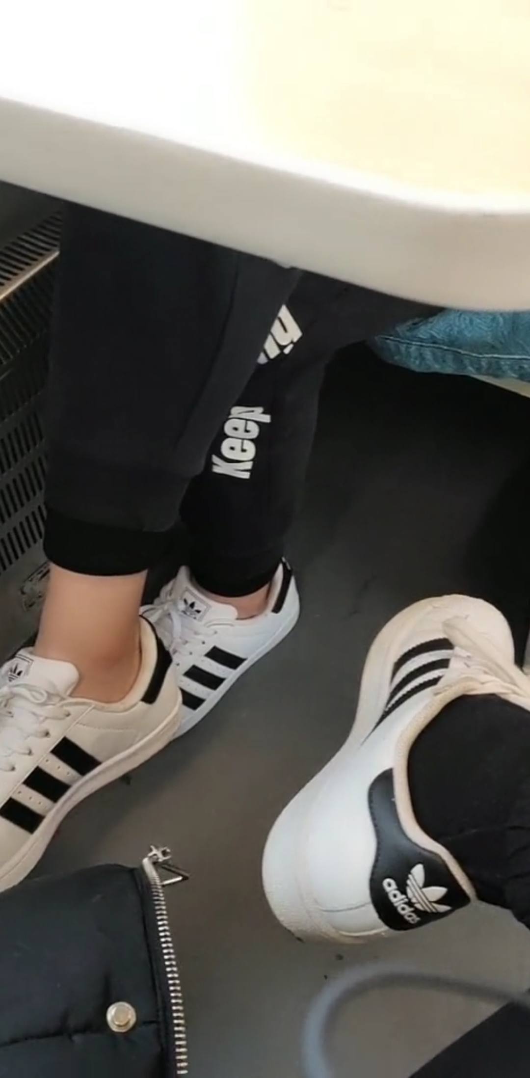 坐个火车碰到一个小老弟和我穿一样的鞋,算是情侣鞋吗?