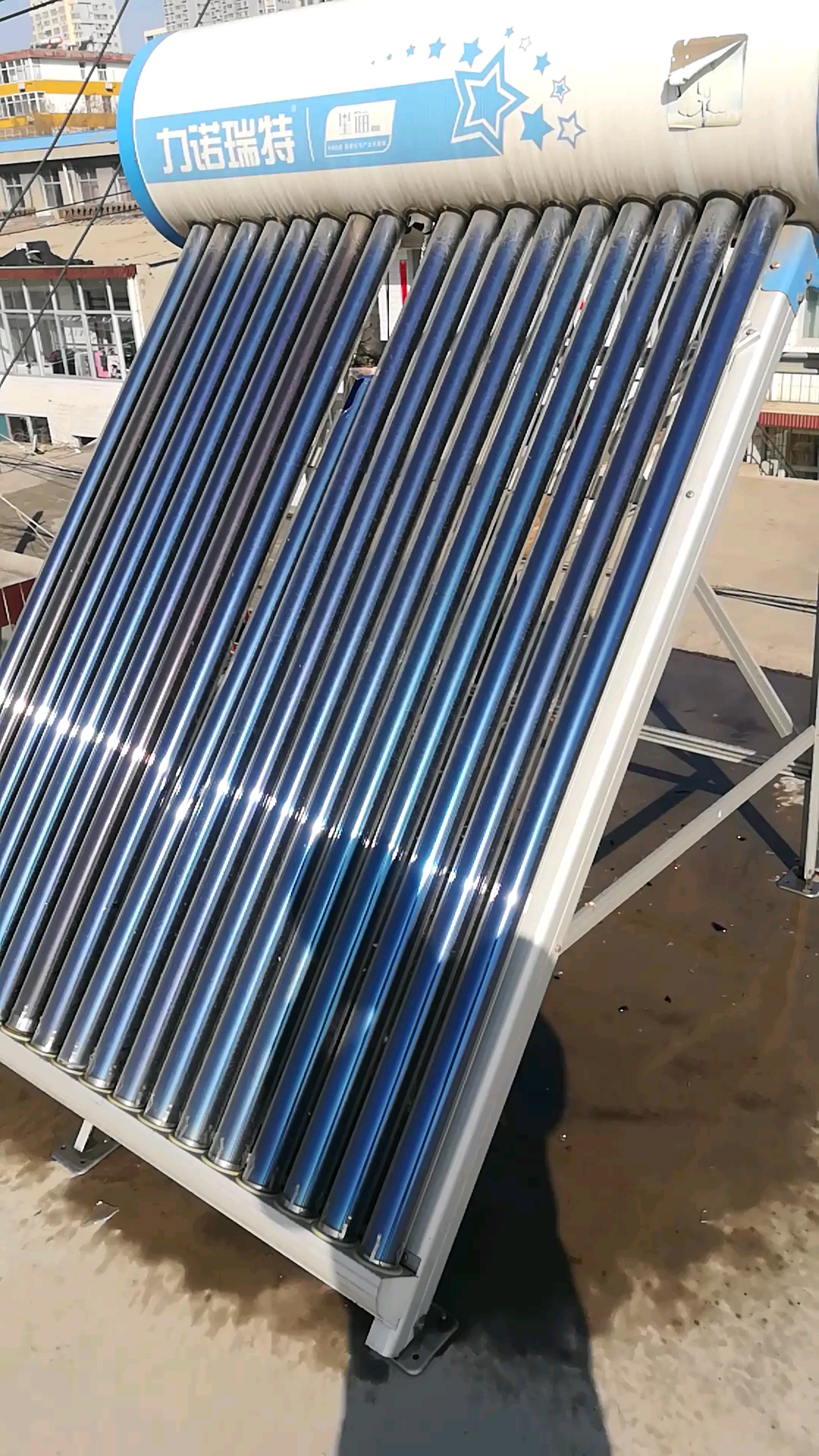 天气暖和了,太阳能上水,把管炸坏了