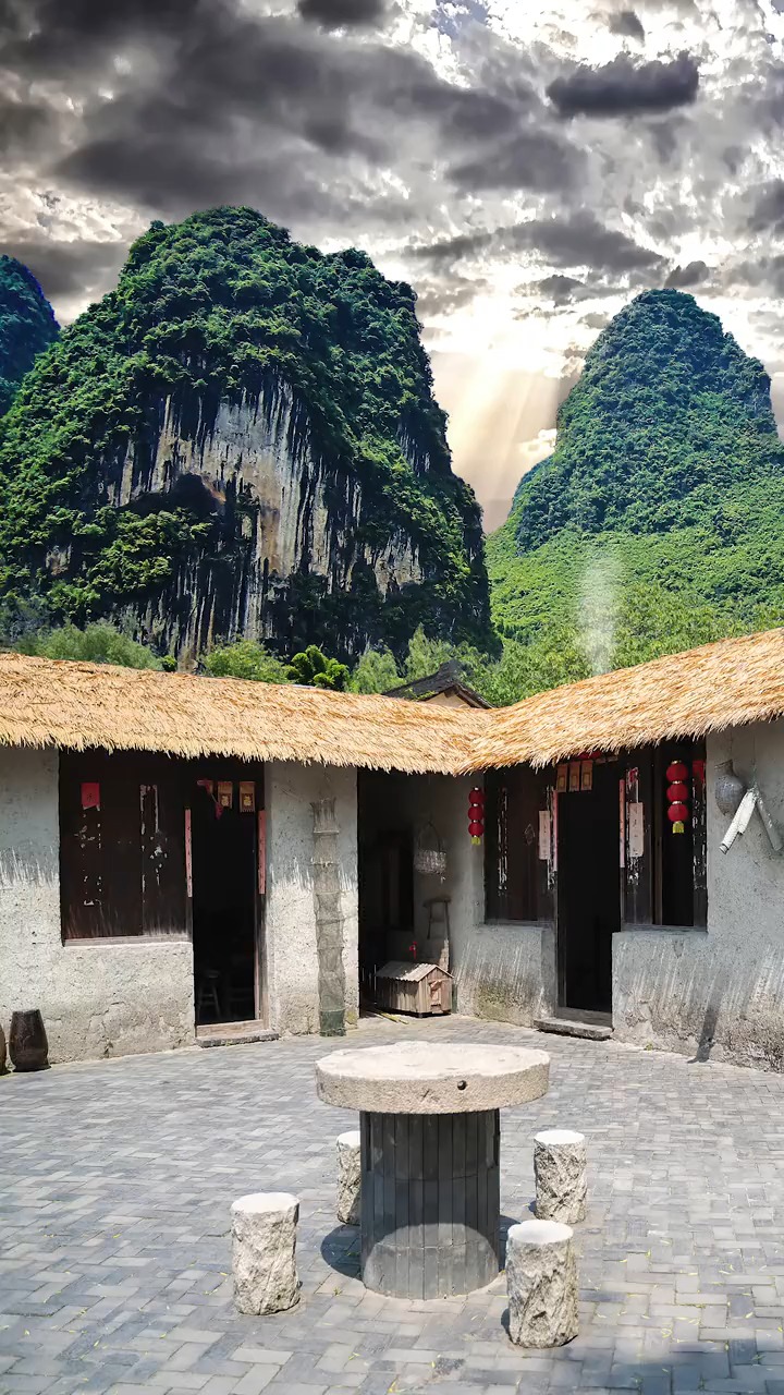 半山雪岭一炊烟,几间寒舍几亩田,世人只见神仙境,哪知农家苦和甜,隐居