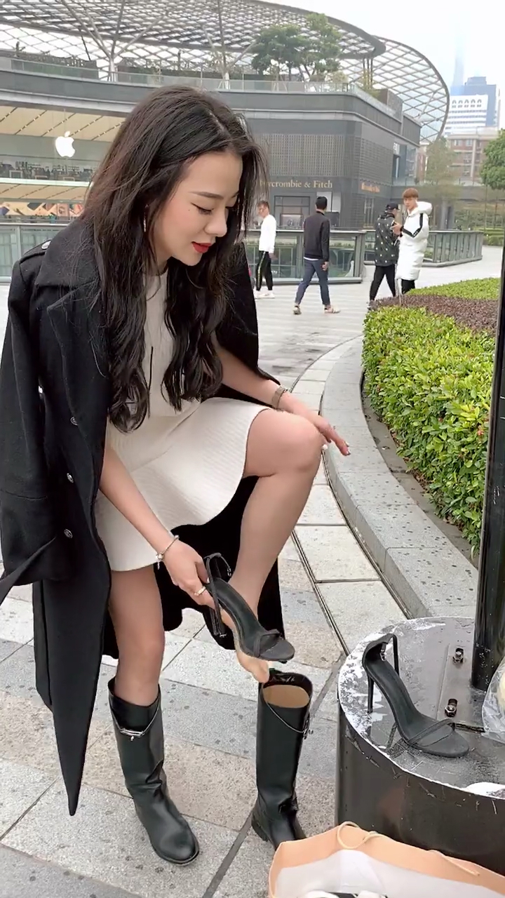 小姐姐大街上是这么换鞋的