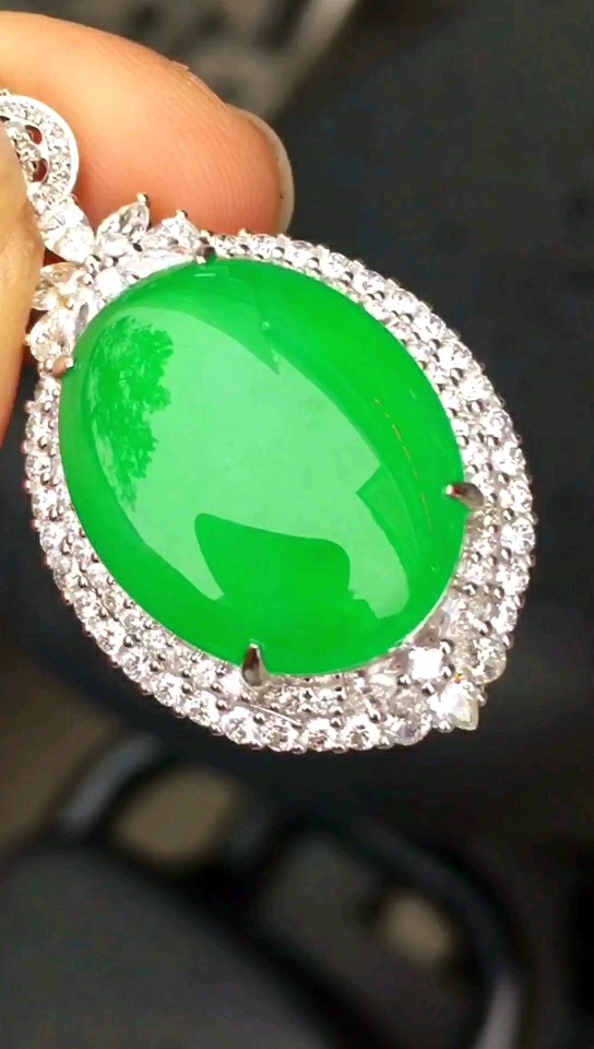 帝王绿鸽子蛋吊坠