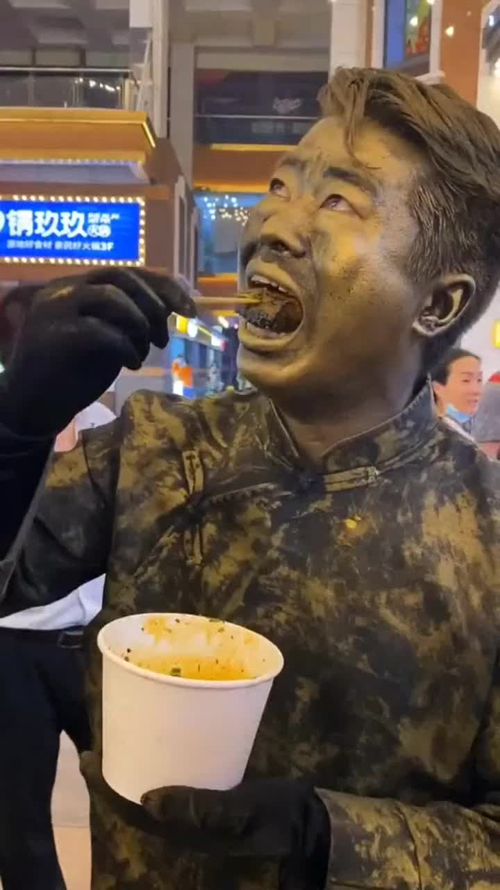 铜人宝哥吃臭豆腐,一口吞下整块,这表情是怎么了