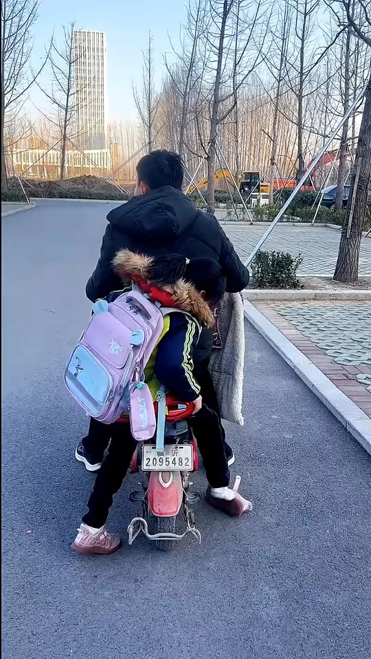 当爸爸接娃放学时,和妈妈的区别,网友直呼差距太大了